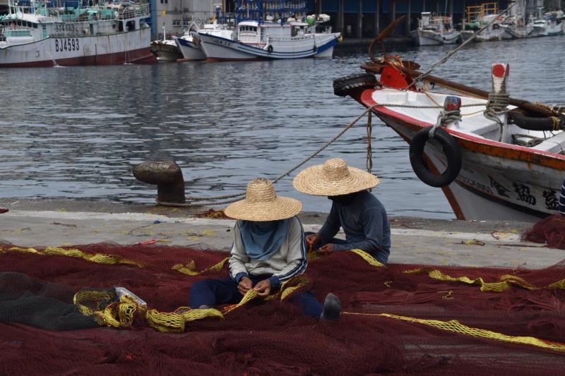 學員用手機、相機紀錄漁港的文化