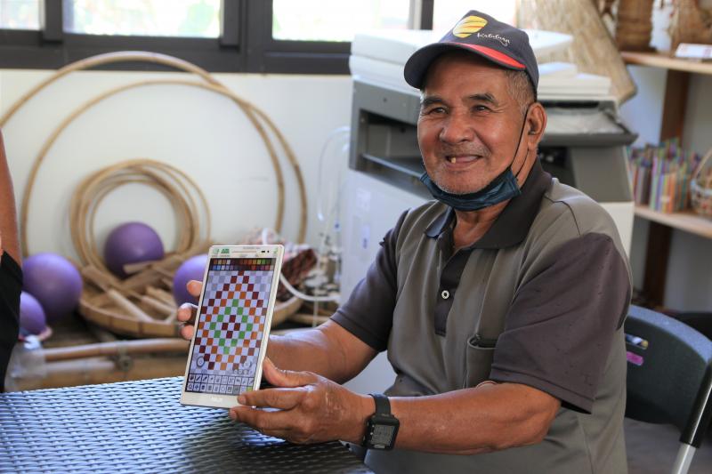 長輩繪製完作品後藏不住喜悅地與大家分享