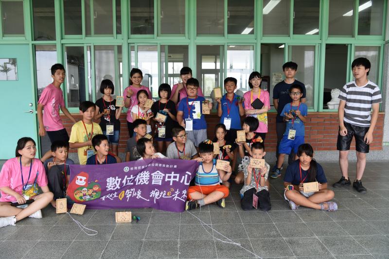 黃劭韻帶領社區志工前往地方小學開設數位課程