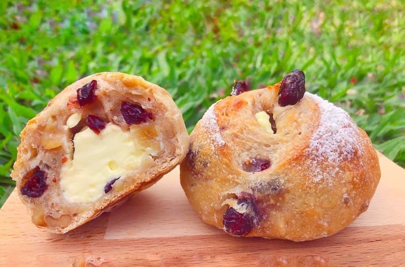 私心推薦「藍玫優格麵包」，選用液種及隔夜低溫冷藏法。風味食材選用法國T65粉，美國新鮮冷凍藍莓、藍莓乾、核桃、海鹽 ; 內餡爲PASKAS乳酪，冷凍新鮮藍莓，蔓越莓乾。