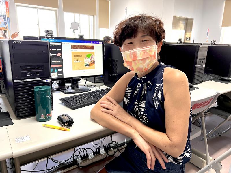 郭姐利用空閒之餘，到內埔DOC學習數位課程。