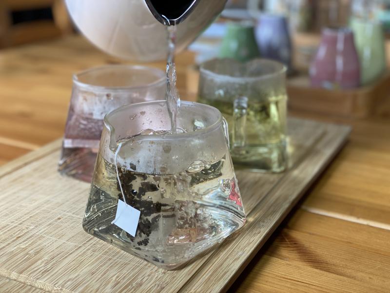 山苦瓜茶包沖泡後的淡淡茶色。