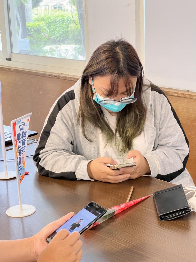 導學員使用手機 Capcut 影片編輯，學習影音後製技巧。