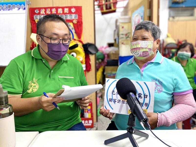 在麥克風前,錄製Podcast的主持人與阿嬤