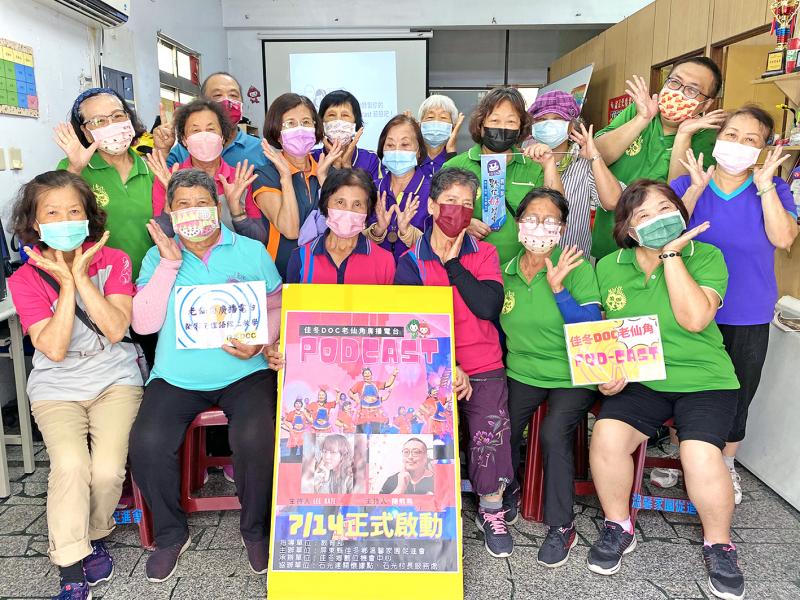 參與課程的銀髮學員們,開心大合照