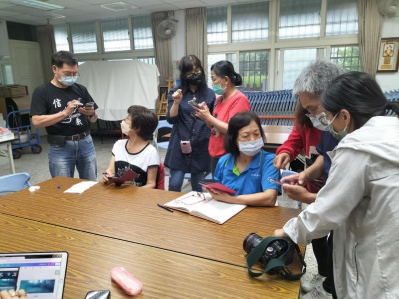 學員們認真學習使用canva軟體