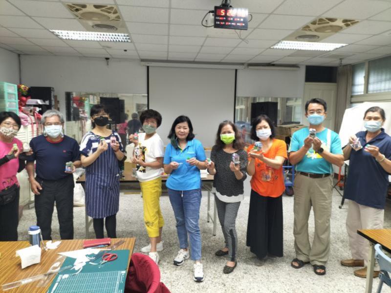 學員們拿著自己設計的成品開心地合照