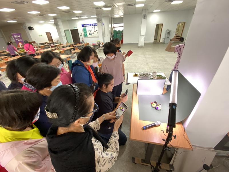 韓謹農老師都會先親自示範拍攝手法及鏡頭運用再讓學員練習