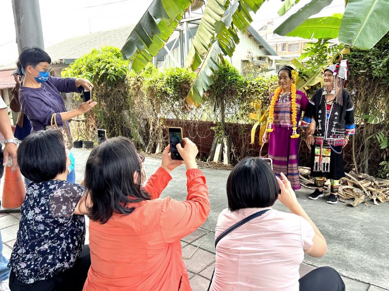 學員們使用手機，認真記錄穿著滇緬族服的耆老們