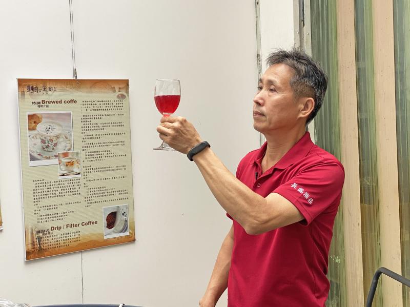 DOC職人店家，長盛酒莊 陳俊源老闆，檢查樹葡萄冰酒的釀造狀況。
