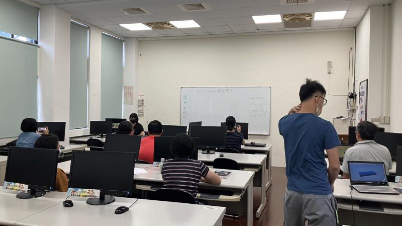 學員在圖書館數位中心電腦教室學習3D建模軟體