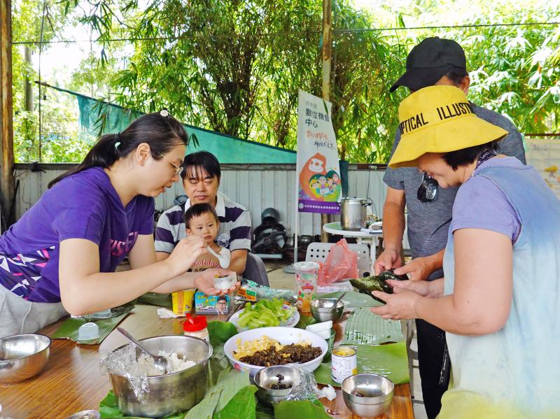 透過手作飯糰體驗，認識新埤鄉的產業和美食。