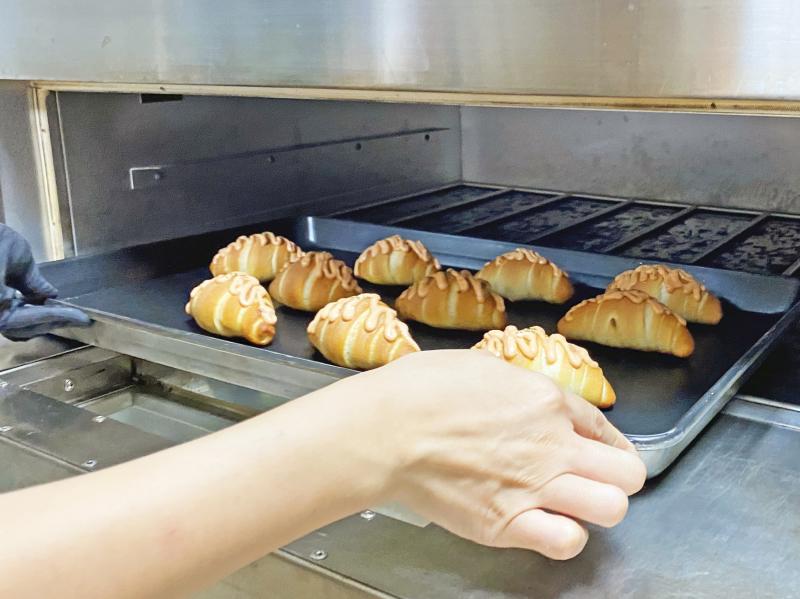 烘焙麵包送進烤箱，是影片呈現重要環節之一。