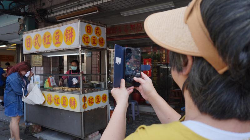 學員們透過手機的攝影功能，記錄在地美食的商家樣貌與食物特色。