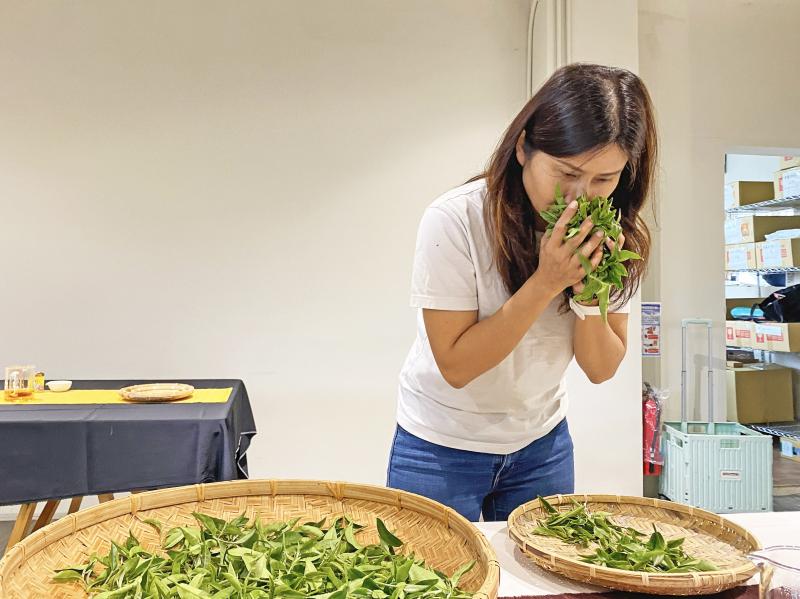 DOC職人店家，饗嚮台東 釧南雁老闆娘，示範聞茶香的方式。