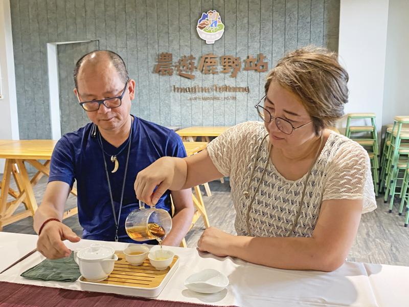 除了帶遊客體驗採茶，還會教大家品茶的技巧。