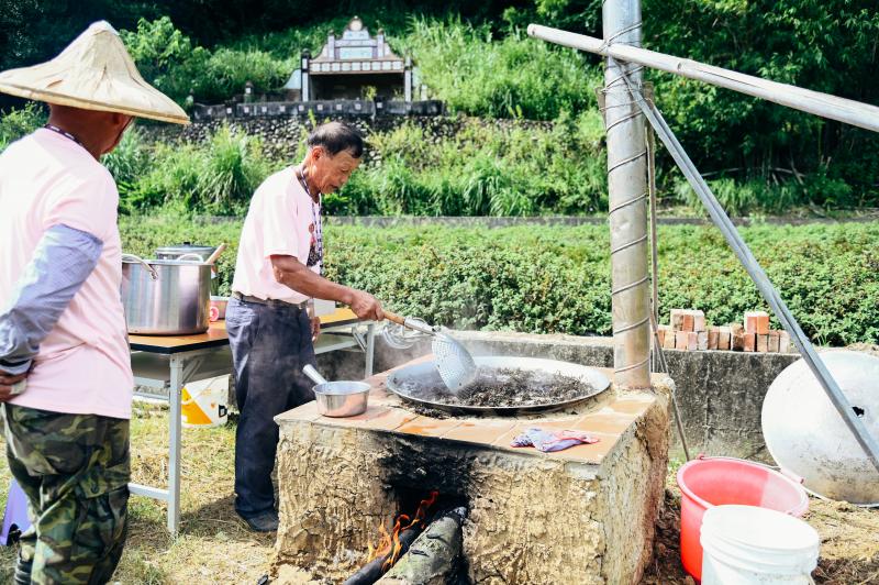 羅金田理事長親自用大灶燒柴熬煮仙草汁