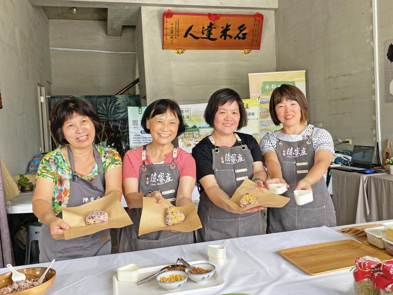 陳家庄農園會帶遊客體驗米的手作體驗