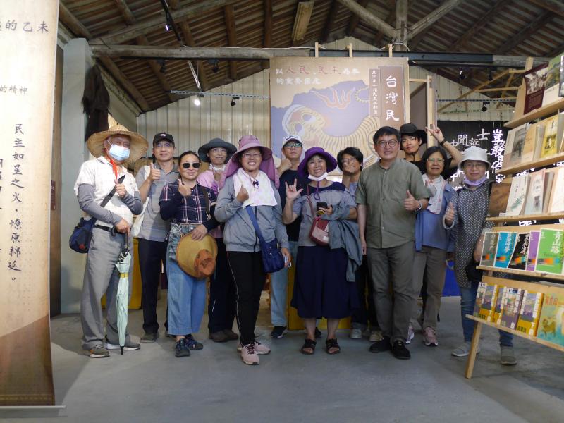 學員參觀文化生活館，於館內拍攝大合照