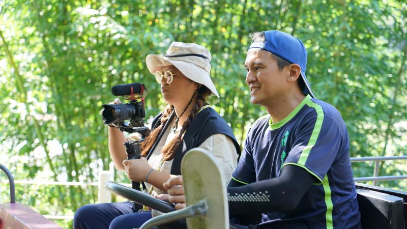 世嘉老師開著車到河堤旁去撿石頭和石板