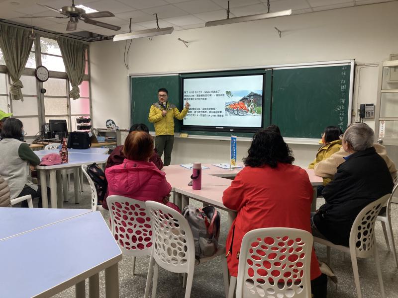 老師教導YouBike租借方式