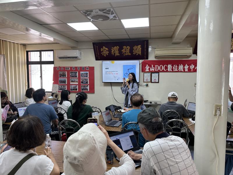 第一堂課在教室，大家透過AI工具生成雷雕線搞圖。