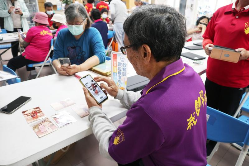 第一堂課「社區老照片典藏」中，學員們像是翻開一層層塵封的記憶抽屜，帶來家中珍藏多年的老照片，透過平板與手機進行數位掃描。