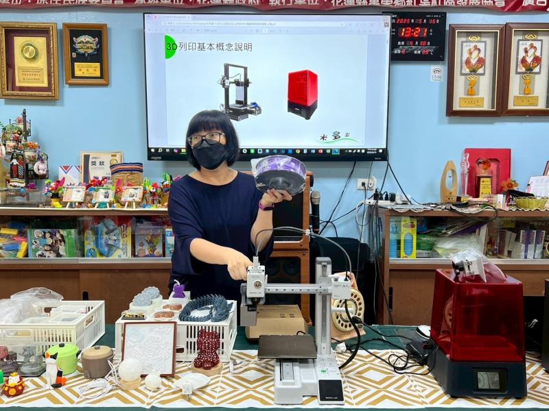 老師向學員介紹FDM熱熔式3D列印機