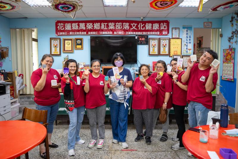 課後學員拿著完成的貓頭鷹手工皂及模具與老師開心合影