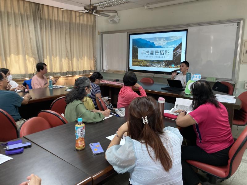 老師帶領學員進行攝影技巧的解析與分享