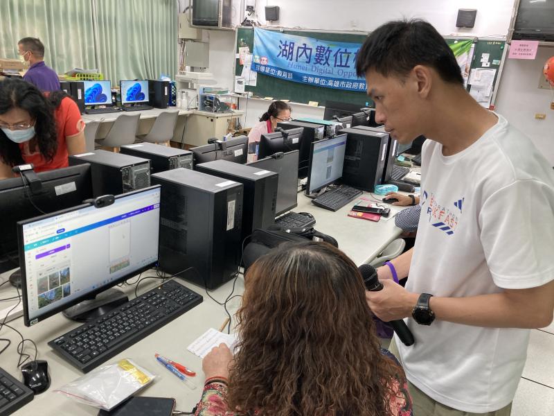 老師一步一步指導學員將攝影作品進行編輯成冊