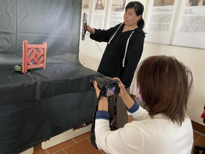 學員們在拍攝過程中相互幫忙打光，讓照片更有氛圍感。