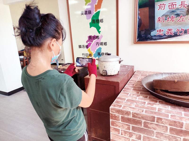 手機基礎拍攝課著重文物靜態攝影實作，學員學習光線控制、構圖與角度運用，呈現車城客家文物館中器物的紋理與文化故事。