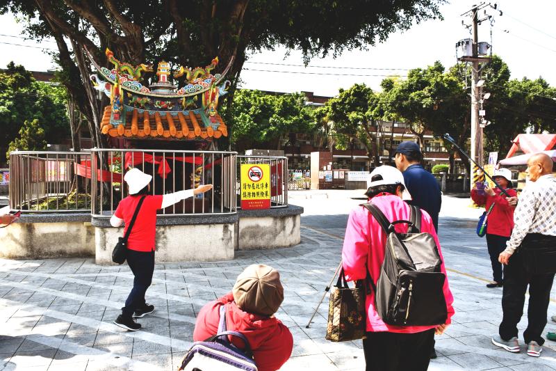 學員手持數位工具深入熟悉的社區街區，重新發現熟悉街景中不為人知的故事。