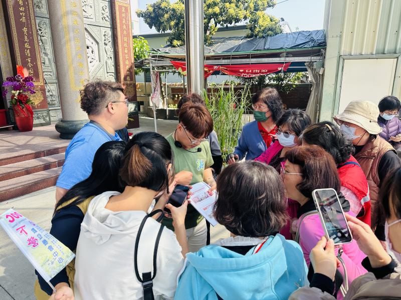 帶學員實際走訪下營各大姓氏廟宇