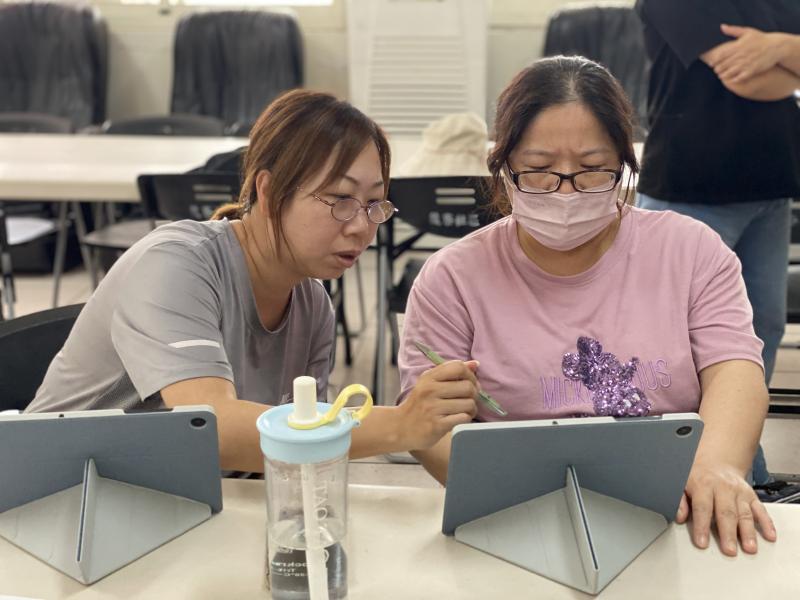 學員使用平板電腦設計專屬自己的設計稿。