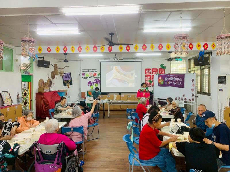 講師介紹傳統機器如何轉型及數位化