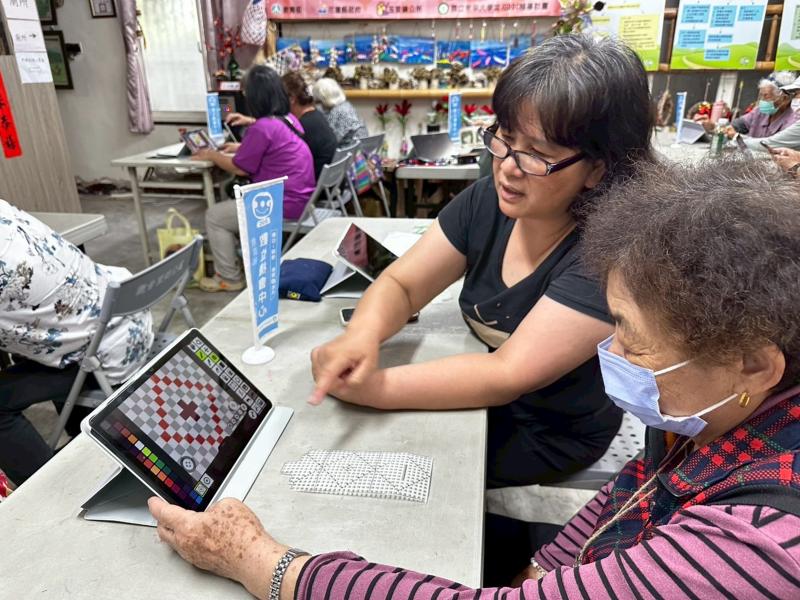 長者透過平板創作像素畫，學習及操作的過程。