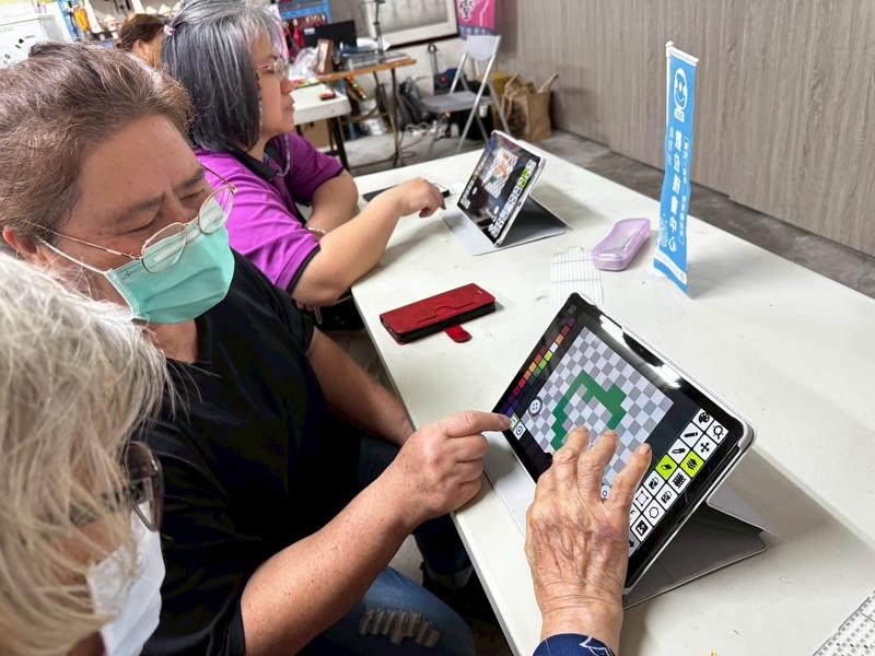 像素創作非常容易，只要動手在格子中點選就能完成一幅創作。