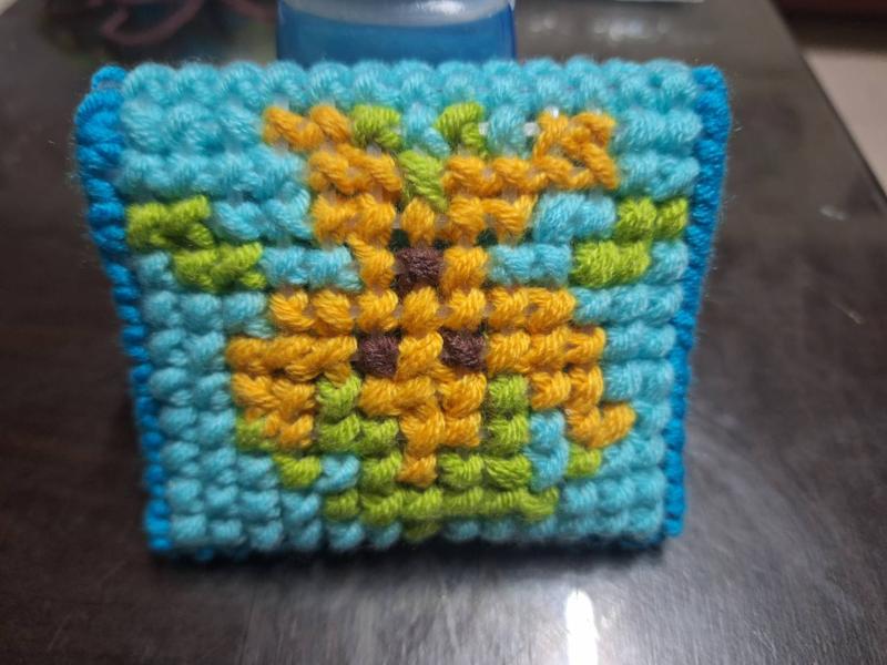 像素創作結合十字繡成果之一，金針花，是高竂社區的特產。