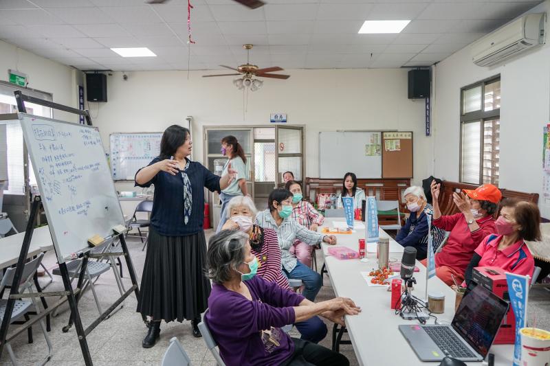 講師引導長者分享童年在鳳林北林地區種植棉花的歷史回憶。