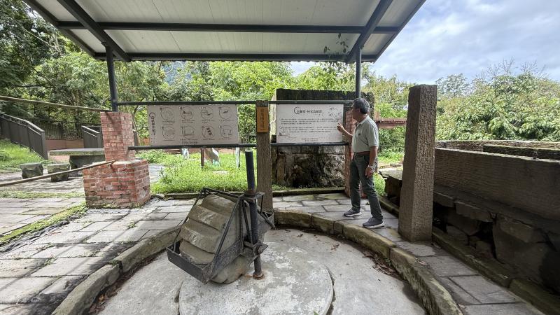 村長於紙寮遺址介紹造紙程序