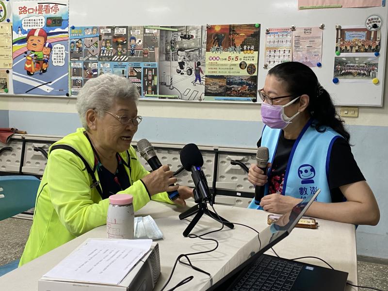 社區長輩-紀奶奶分享歌仔戲生涯的曲段。