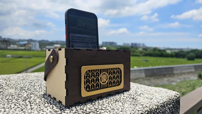 外型利用類似窗花設計的線條，搭配皮質提把與黃銅工字釘，提升整體質感。