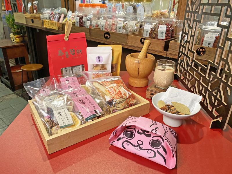 推出各種生活化的中藥產品，果乾茶、喉糖、鍋煮奶茶等
