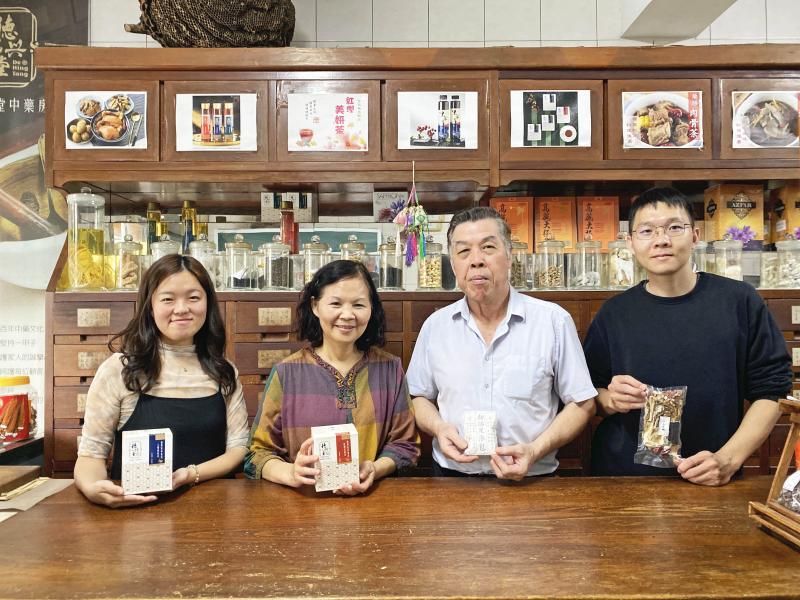 DOC職人店家，德興堂中藥房 第二代和第三代合照。
