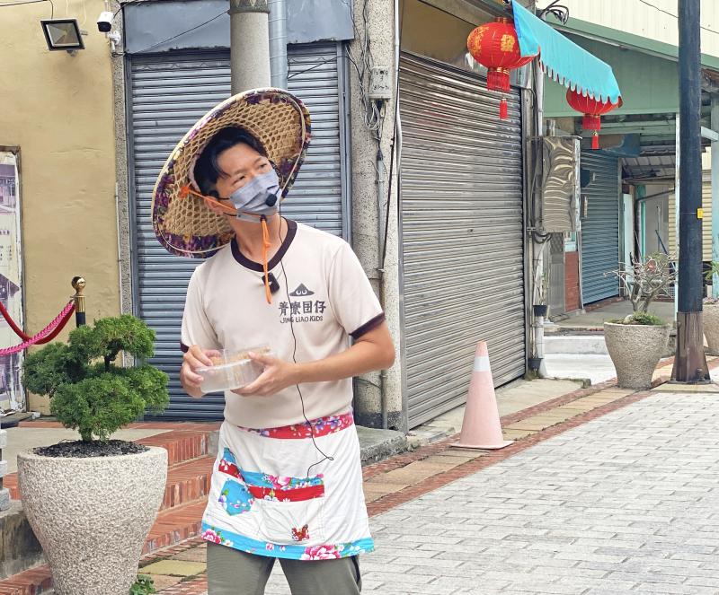 DOC職人店家，菁寮囝仔 殷維志老闆，用家鄉後壁米製作糙米餅。