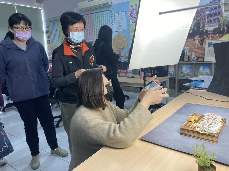 學員學習拍攝美食