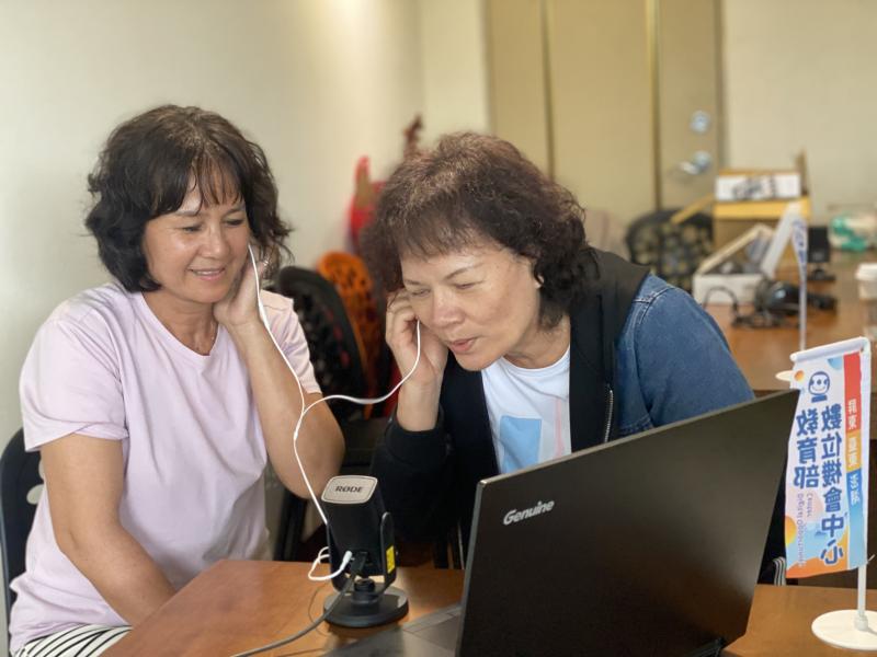 學員初次體驗錄製podcast 專注地進行著，共享耳機一同監聽錄製的聲音內容。