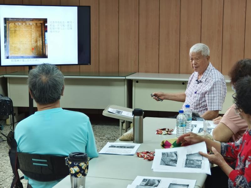 林坤山老師正在說明碑文的內容